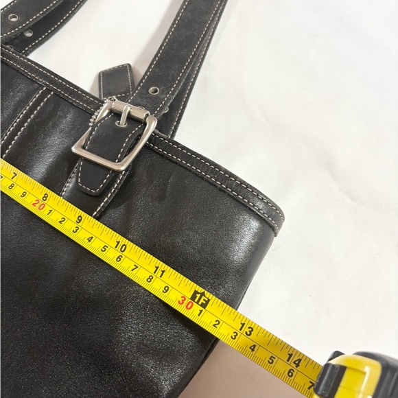 Coach Black Leather Y2K med Tote with Buckle Details - Picture 6 of 9